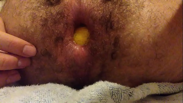 Novinho enfiando laranja no cu 