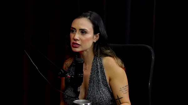 Foi abordada de forma agressiva tem apoio do marido n&atilde;o grava com homens e os conte&uacute;dos aflorou a sua bissexualidade taluane boom watch sheer red 