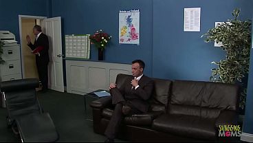 Nonton Every Business Meeting Between Horny Secretaries And Their Bosses Is A Potential Orgy. This Business Meeting Is No Different. It Doesnt Take Long For These Two Guys To Go Down On Their Secretaries. thumbnail