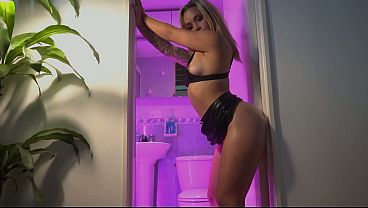 en las noches aparecen sensuales modelos que se masturban intensamente en este ba&ntilde;o 