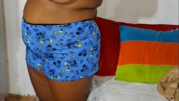 Empregada gostosa trocando de roupa com a porta aberta 