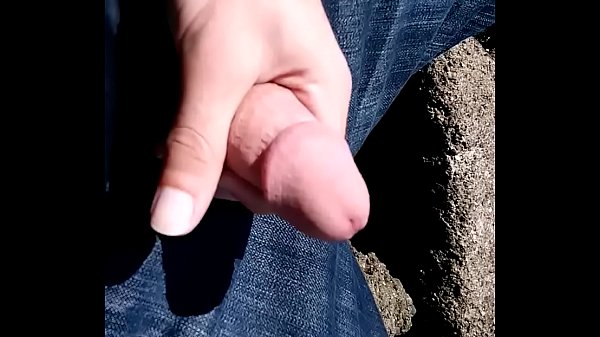 Play MP4 - Jerking off by the beach