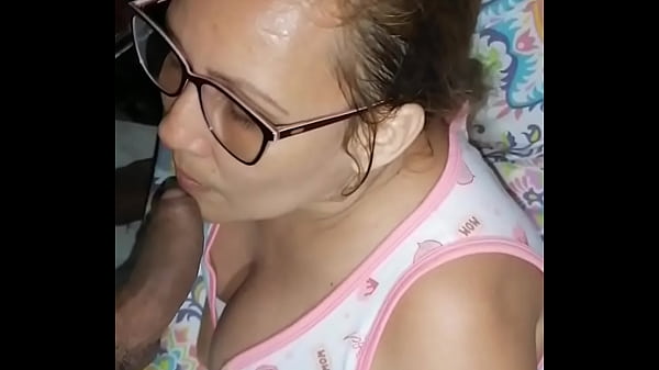 Esta madurita si que le gusta tragar verga 