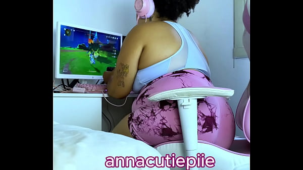 Bbw gamer girl farting for online friends 