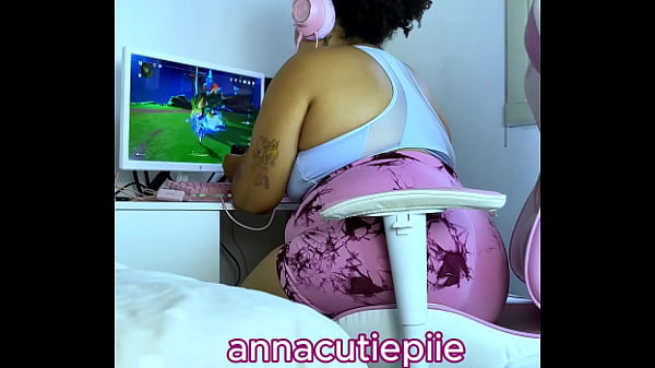 Bbw gamer girl farting for online friends 