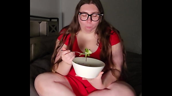 Asmr huge salad bbw crunching and gulping 4k portrait 