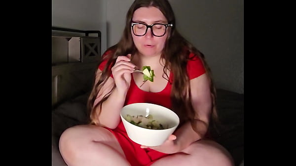 Asmr huge salad bbw crunching and gulping 4k portrait 