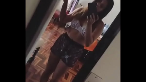 hermosa chica sensual grab&aacute_ndose fitgirl