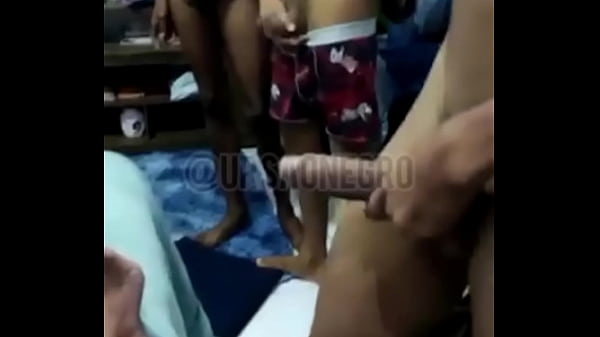 Play MP4 - orgia com 3 novinhos hoje eu t&ocirc; guloso - COMPLETO NO RED