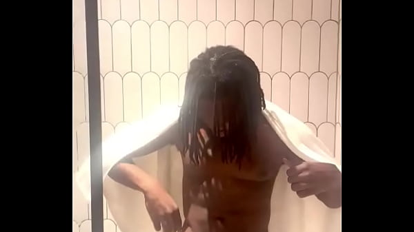 Nonton Oiling Up In The Shower ? thumbnail