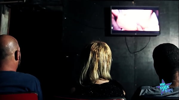 Play MP4 - Corno levou a esposa no cinema porno para ser fodida por estranhos - Trailer