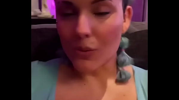 Nonton Huge Tits Are Way Too Big For The Screen thumbnail