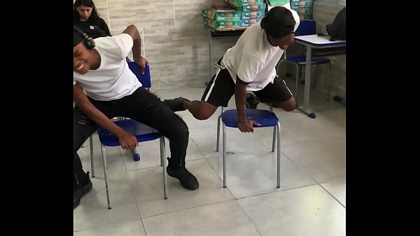 2 putinhas dando aula de sentada na sala de aula