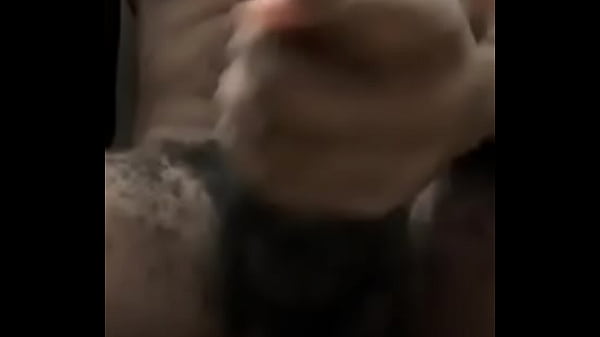 Adoro mexer no meu mamilo enquanto umazinha e voc&ecirc;s pra galera que curte matagal de macho preto 