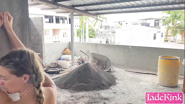 Round ass slut fucked in under construction site 