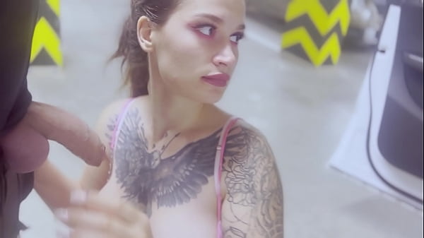 Instagram Model Sucked A Dick To A Fan In The Parking Lot Of The Mall thumbnail