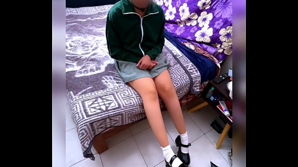 Se Ve Toda Inocente En El Salon Pero Ya En La Cama Se La Traga Toda! Buenas Chupadas De Verga, Rica Y Rosadita Vagina De Estudiante Inocente Joven! Video Casero Completo thumbnail