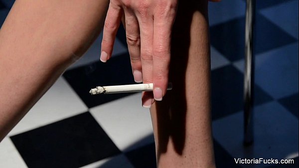 Play MP4 - Smoking Princess Victoria White