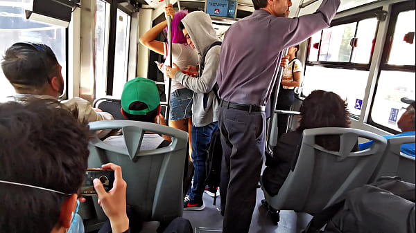 Arrimones en el metrobus Daniela Hot, Seduciendo a un desconocido y_lo invita_a su casa