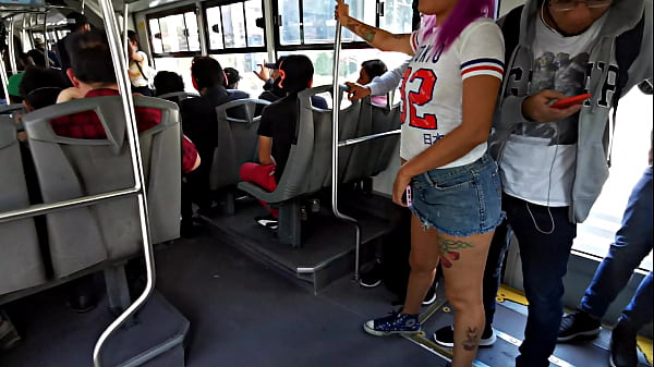 Play MP4 - Arrimones en el metrobus Daniela Hot&comma; Seduciendo a un desconocido y lo invita a su casa
