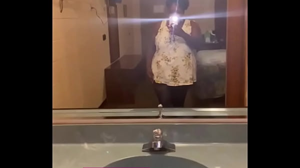 Nonton Thot Likes To Show Off thumbnail