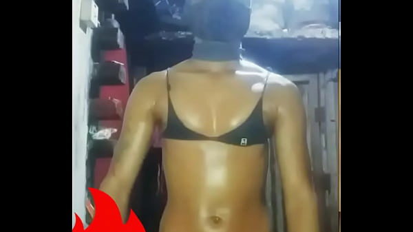 poli bikini oill armpit show 