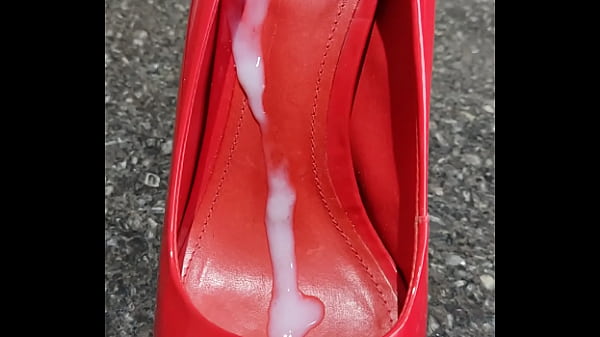 Sapato schutz vermelho cheio de leite