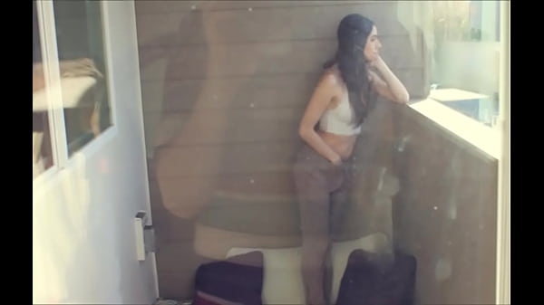 Gostosa se masturbando na varanda