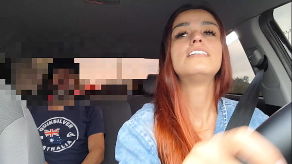 Play MP4 - Motorista de APP pega passageiro se masturbando por tr&aacute;s e deu pra ele no carro&excl;