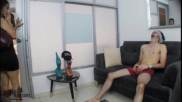 Al Estar Bien Cachondo Pido Un Servicio De Streeper Me Follo A Mi Hermanastra Hl thumbnail