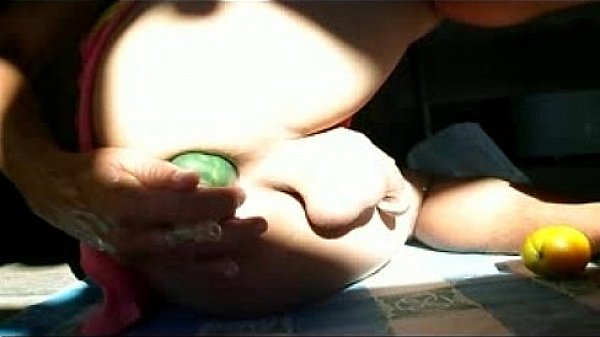 Travestizinha Metendo Pepino No C&uacute; thumbnail