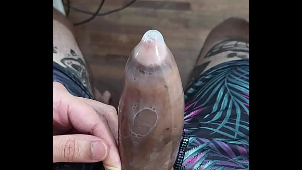 FETICHE - GOZANDO DENTRO DE UMA CAMISINHA 