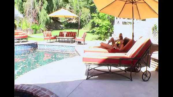 Nonton Alexa And Roxanne thumbnail