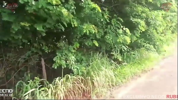 Play MP4 - Preto da rola gigante arrebenta esposa do Corno no meio do mato