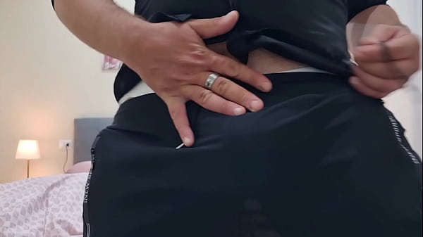 Assolo sborrata strappa gli slip sexy e sega velocemente il suo grosso cazzo sputandoci sopra parlando sporco con gemiti e schiaffeggia il suo culo un carico di sperma in primo piano da ingoiare 