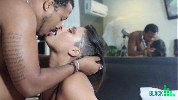 Neg&atilde;o Super Dotado Comendo Uma Mulher Rabuda Gostosa. thumbnail