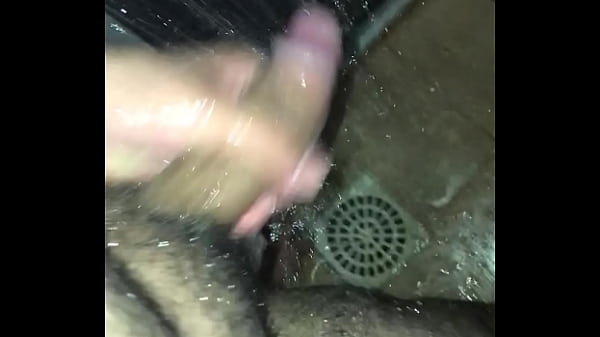 pollon masturbandose en el ba&ntilde;o 