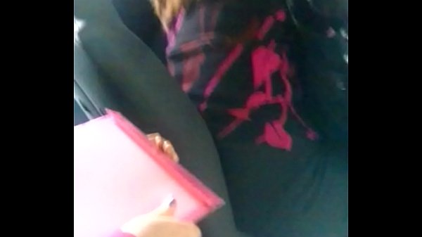 madura con media nalga en el bus 