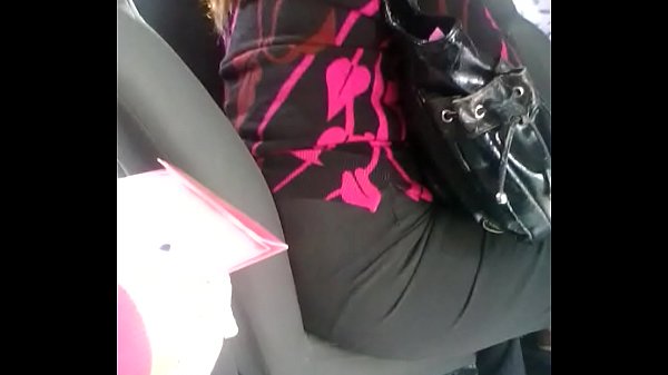 madura con media nalga en el_bus