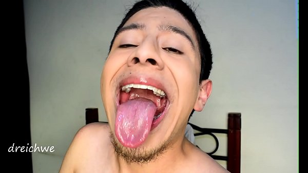Play MP4 - Opening the mouth with a big tongue