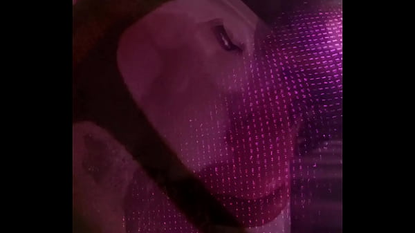 Ela ficou com vergonha de me chupar na cachoeira 