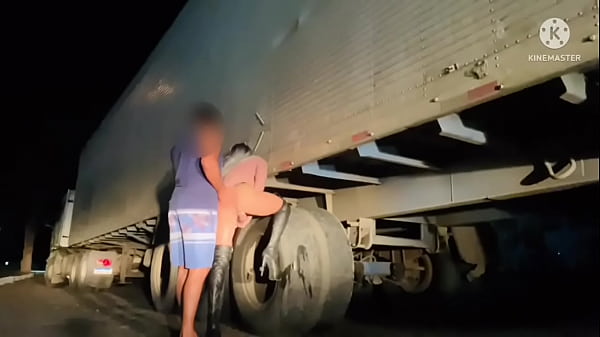 Play MP4 - CAMINHONEIRO FUDEU O CUZINHO DA SAFADA NA BEIRA DA ESTRADA