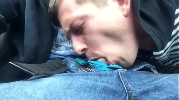 Passageiro Pagou A Viajem Do Uber Uma Mamada Bem Gostosa Na Piroca Dele thumbnail