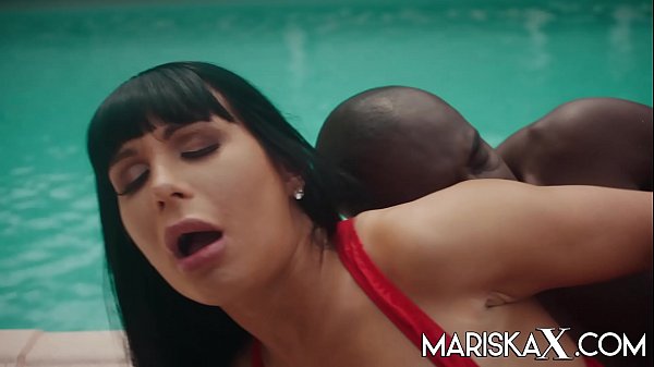 Play MP4 - MARISKAX Valentina Ricci ass fucked by the pool guy