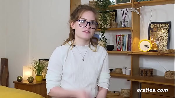 Play MP4 - Ersties&colon; Luna verw&ouml;hnt ihre rasierte Muschi mit Dildo und Vibrator