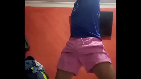 Joven con pene enorme