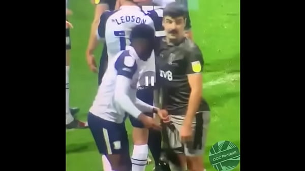 Darnell Fisher bultea a Callum Patterson