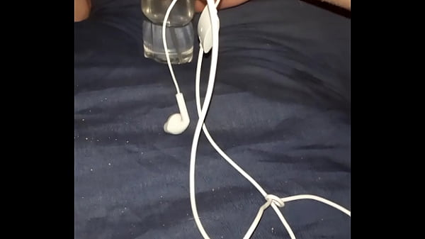 Masturb&aacute_ndome con una botella