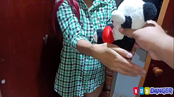 Play MP4 - Regalo de cumplea&ntilde;o a sobrina sorpresa hoy vamos a follar y tu mama noce va enterar