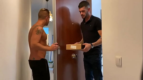 Delivery hot guy fucked me 